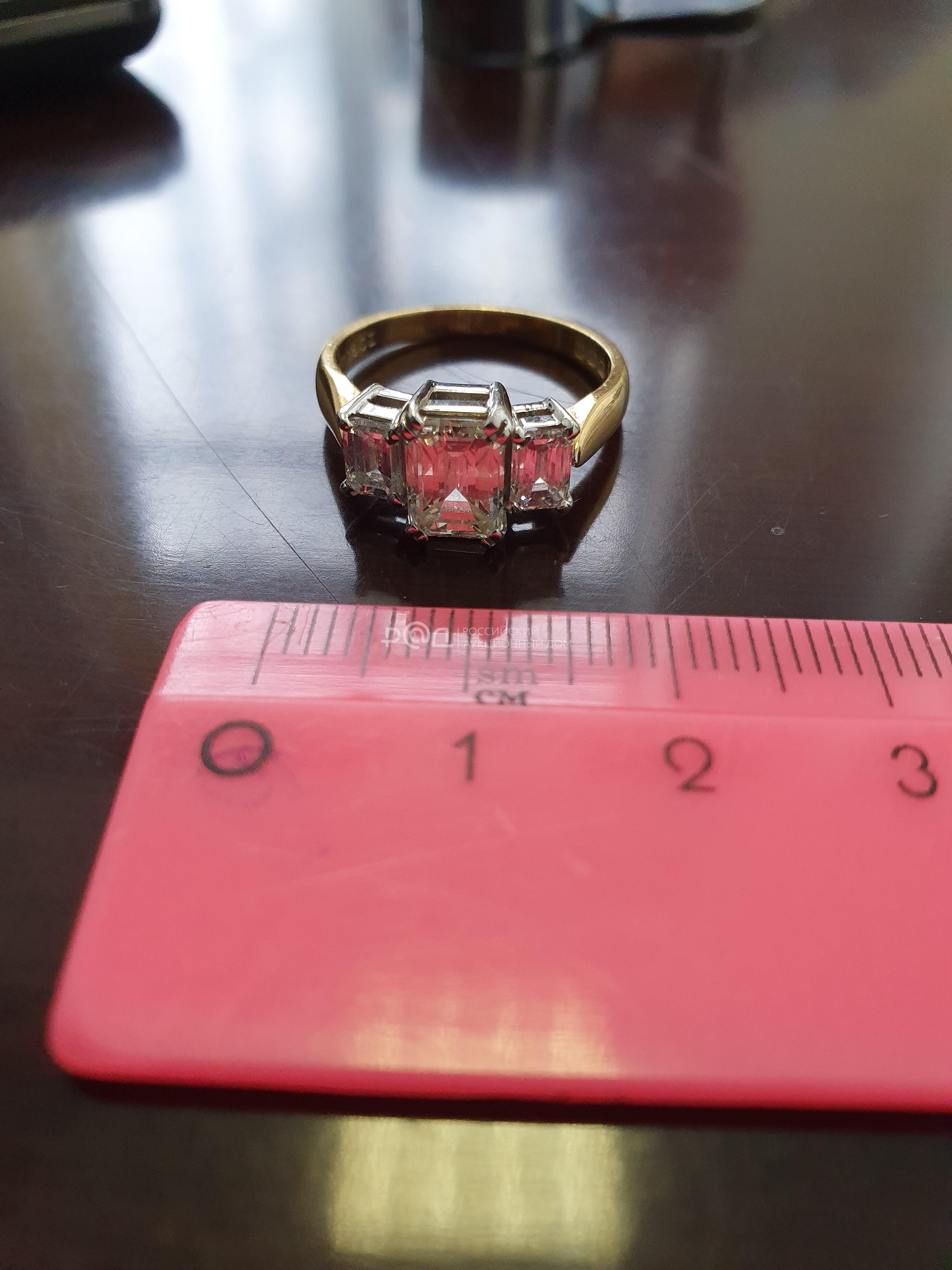 Кольцо, выполненное из импортного золота пробы 18 карат (750 проба) совставкой, инкрустированной тремя бриллиантами пря